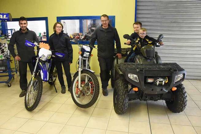 Renaud, Floriane et Denis Fayolle et leurs enfants.||