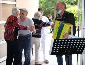 Des notes d&#039;accordéon et des pas de danse à l&#039;Ehpad d&#039;Yssingeaux