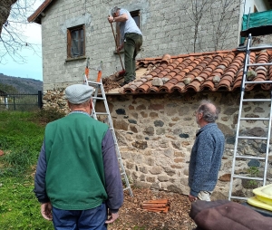 Beauzac : la toiture du four à pain de &quot;Brenas&quot; soignée