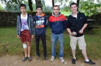 Huit équipes participent au concours de pétanque.