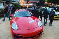 L&#039;Yssingelais Christian Delorme, avec sa Porsche Cayman, a été assailli par les enfants en quête d&#039;autographes.