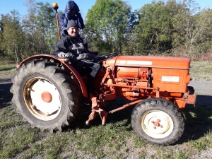 Saint-Julien-Chapteuil : 16 tracteurs en file indienne sur la 8e Tractorando