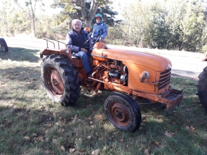 Saint-Julien-Chapteuil : 16 tracteurs en file indienne sur la 8e Tractorando