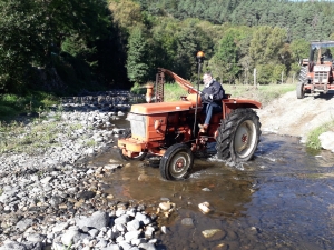 Saint-Julien-Chapteuil : 16 tracteurs en file indienne sur la 8e Tractorando