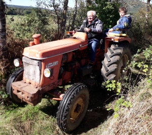 Saint-Julien-Chapteuil : 16 tracteurs en file indienne sur la 8e Tractorando