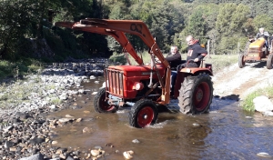 Saint-Julien-Chapteuil : 16 tracteurs en file indienne sur la 8e Tractorando