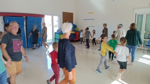 Les Villettes : écoliers et grands-parents dans la même classe pour des activités