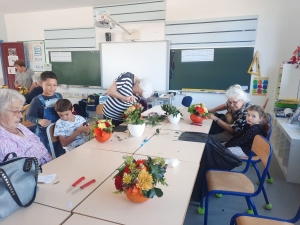 Les Villettes : écoliers et grands-parents dans la même classe pour des activités