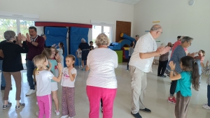 Les Villettes : écoliers et grands-parents dans la même classe pour des activités