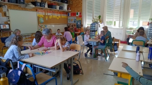 Les Villettes : écoliers et grands-parents dans la même classe pour des activités