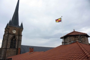 Saint-Pal-de-Chalencon : un étendard domine le bourg médiéval