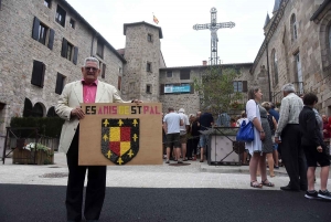 Saint-Pal-de-Chalencon : un étendard domine le bourg médiéval