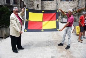 Saint-Pal-de-Chalencon : un étendard domine le bourg médiéval