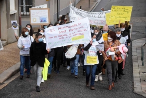 Plusieurs crèches manifestent à Yssingeaux, inquiètes de la réforme des modes d&#039;accueil (vidéo)