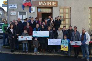 |Cette remise de chèque était l&#039;occasion de remercier tous les bénévoles ayant contribué à l&#039;organisation de la manifestation.|Philippe Brun (au centre) maire des Estables est heureux de voir sa commune accueillir ce type d&#039;événements..|Marie-Agnès Petit (à droite) au nom de la Région est présente pour rappeler que la Région a versé une subvention de 3000 euros au Trail du Mézenc pour l&#039;APPEL inclus dans les 21516 euros.|La représentante de l&#039;APPEL et Paul et ses parents.|||