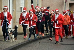 Une nuée de Pères Noël à la course dans les rues de Monistrol-sur-Loire