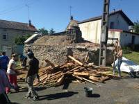 Retournac : des jeunes étrangers restaurent le four à pain de &quot;Jussac&quot;