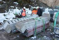 Bas-en-Basset : l&#039;échafaudage transporté par hélicoptère au Château de Rochebaron