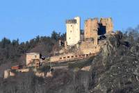 Bas-en-Basset : l&#039;échafaudage transporté par hélicoptère au Château de Rochebaron