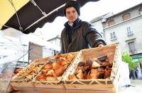 Cyrille Bernard, confiseur au Chambon-sur-Lignon, est venu pour la première fois sur le marché hebdomadaire d&#039;Yssingeaux.