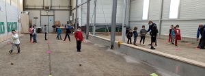 Une initiation au sport boules pour les écoliers de Montfaucon