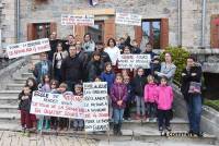 Des parents s&#039;étaient retrouvés mardi dernier devant la mairie pour manifester leur désaccord avec la municipalité.