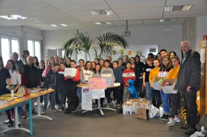 Yssingeaux : 356 produits d&#039;hygiène collectés au collège Jean-Monnet pour les Restos du coeur