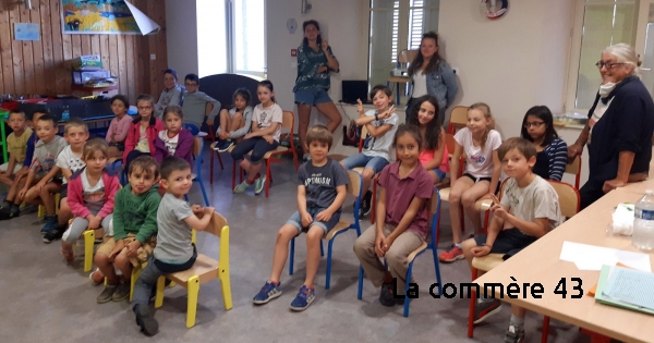 Les enfants avec les animatrices et Geneviève Dumaine au centre aéré du Clos de Lorette.|Au moment de la pause pique-nique|Devant la porte nord de la cité médiévale||