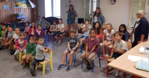 Les enfants avec les animatrices et Geneviève Dumaine au centre aéré du Clos de Lorette.