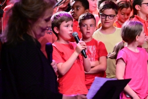 100 écoliers chantent la nature avec Michèle Bernard à Beauzac