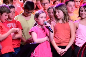 100 écoliers chantent la nature avec Michèle Bernard à Beauzac