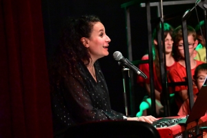 100 écoliers chantent la nature avec Michèle Bernard à Beauzac