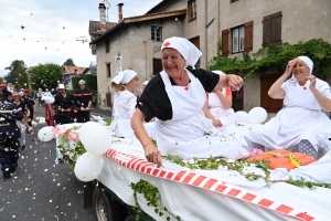 Retournac : les métiers incarnés à travers le corso de la Saint-Jean (vidéo)