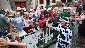 Retournac : les métiers incarnés à travers le corso de la Saint-Jean (vidéo)