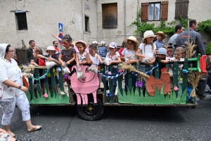 Retournac : les métiers incarnés à travers le corso de la Saint-Jean (vidéo)