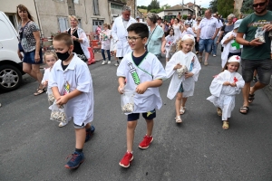 Retournac : les métiers incarnés à travers le corso de la Saint-Jean (vidéo)