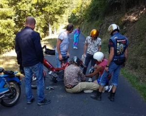 Lantriac : 11 copains en mobylettes et en tenue d&#039;époque dans les gorges de l&#039;Allier