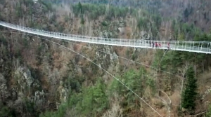 La passerelle du Lignon testée par les pompiers spécialistes en milieu périlleux (vidéo)