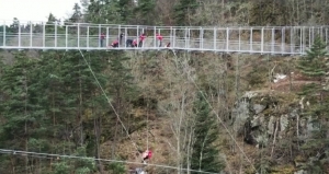 La passerelle du Lignon testée par les pompiers spécialistes en milieu périlleux (vidéo)