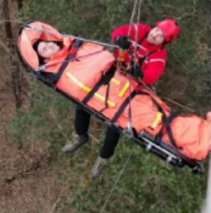 La passerelle du Lignon testée par les pompiers spécialistes en milieu périlleux (vidéo)