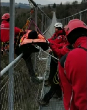 La passerelle du Lignon testée par les pompiers spécialistes en milieu périlleux (vidéo)