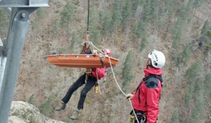 La passerelle du Lignon testée par les pompiers spécialistes en milieu périlleux (vidéo)