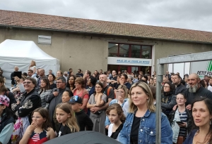 Yssingeaux : kermesse et chants pour les écoliers de Jean-de-la-Fontaine