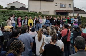 Yssingeaux : kermesse et chants pour les écoliers de Jean-de-la-Fontaine