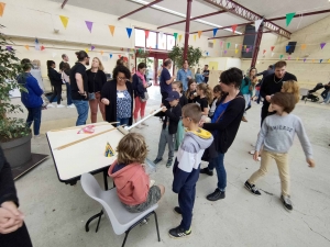 Yssingeaux : kermesse et chants pour les écoliers de Jean-de-la-Fontaine