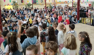 Yssingeaux : kermesse et chants pour les écoliers de Jean-de-la-Fontaine