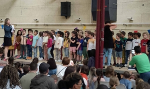 Yssingeaux : kermesse et chants pour les écoliers de Jean-de-la-Fontaine