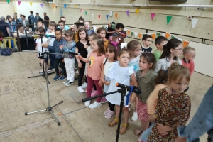 Yssingeaux : kermesse et chants pour les écoliers de Jean-de-la-Fontaine