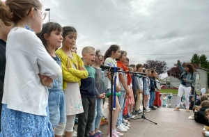 Yssingeaux : kermesse et chants pour les écoliers de Jean-de-la-Fontaine