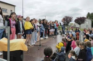 Yssingeaux : kermesse et chants pour les écoliers de Jean-de-la-Fontaine